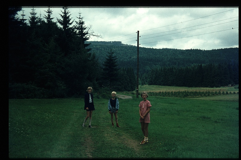 06.Boehmerwald  aug 1973 Brigitte,Marion,Peter.JPG